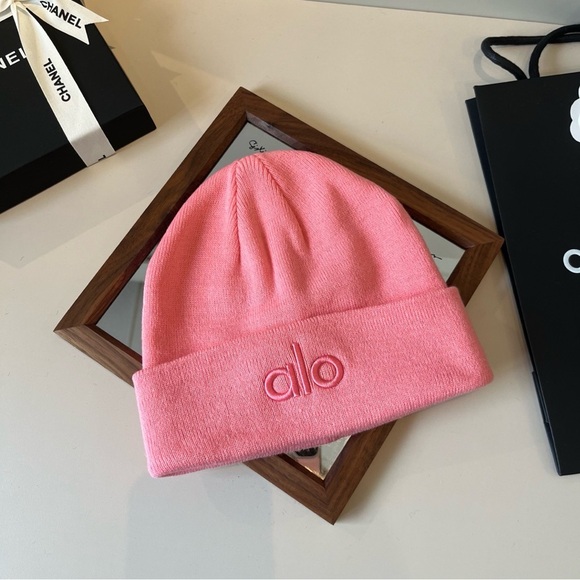 ALO Yoga Soft Pink Beanie - Picture 1 of 6